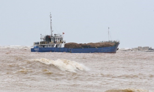 Bộ đội Biên phòng điều tàu đến bảo vệ tàu chở gạo bị mắc cạn